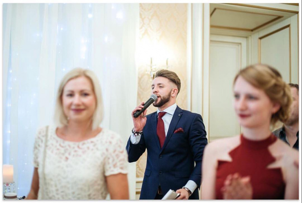 Ведущий Антон Белявский