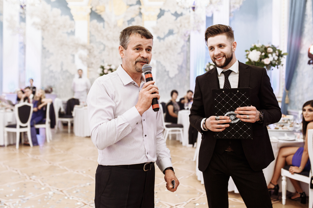 Ведущий Антон Белявский