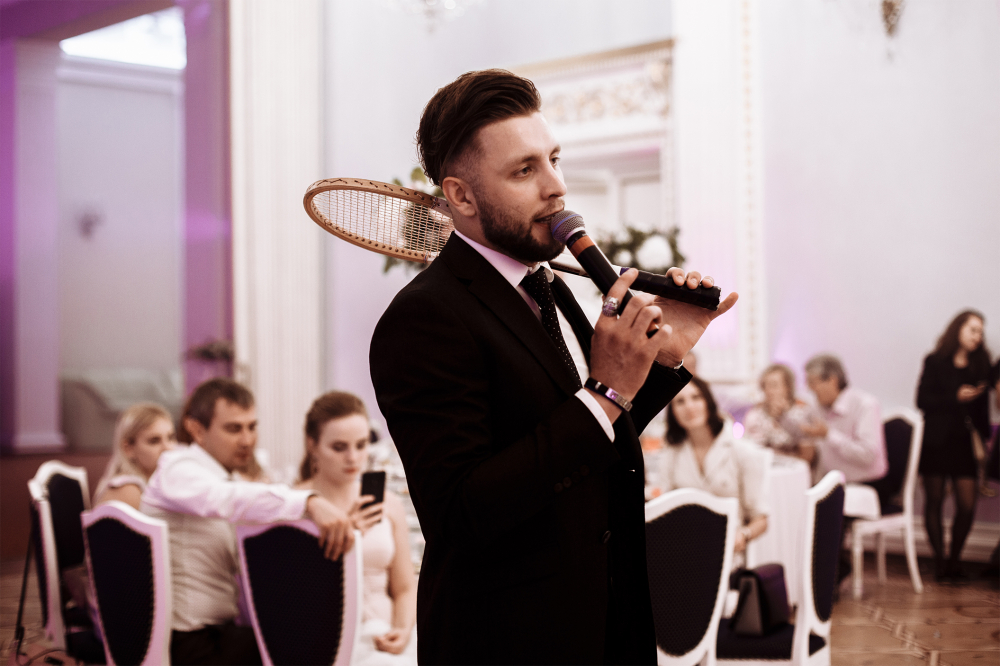 Ведущий Антон Белявский