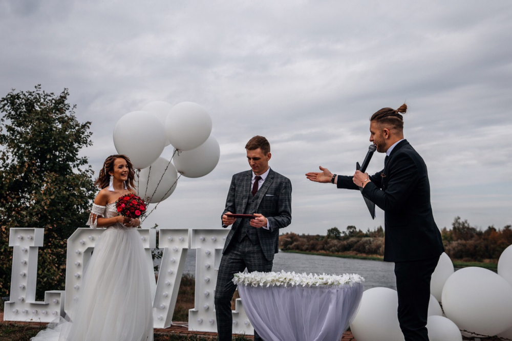 Ведущий Антон Белявский