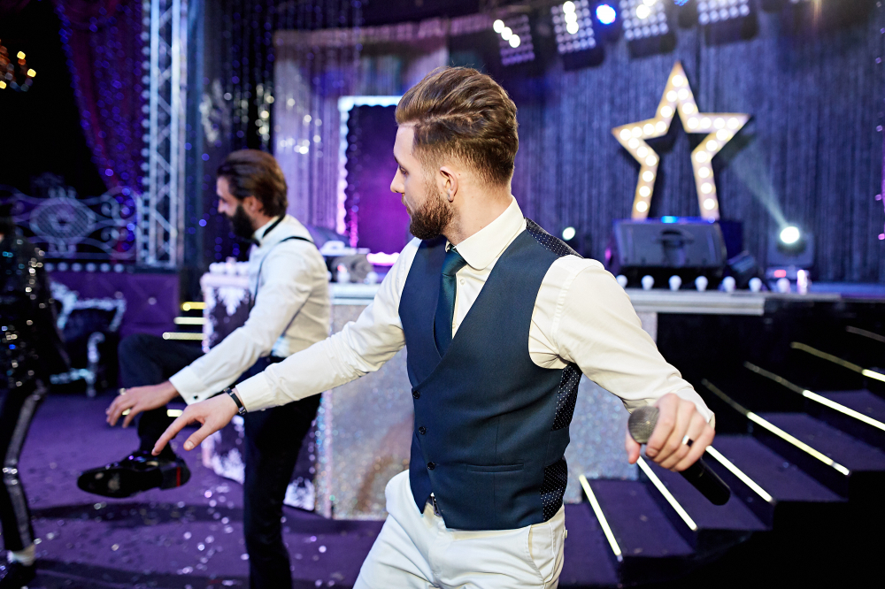 Ведущий Антон Белявский