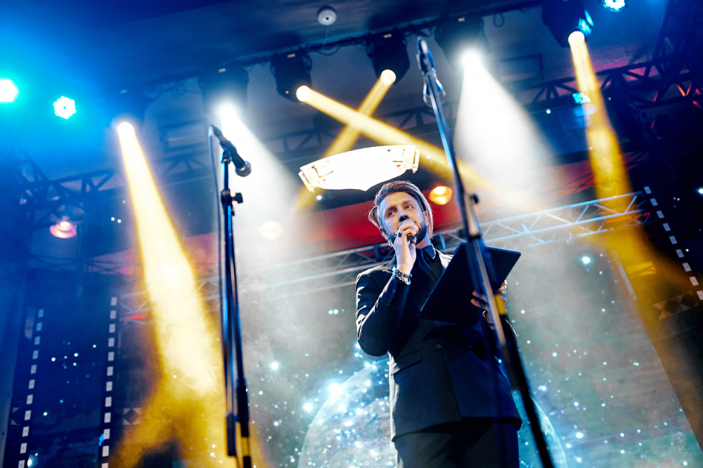 Ведущий Антон Белявский