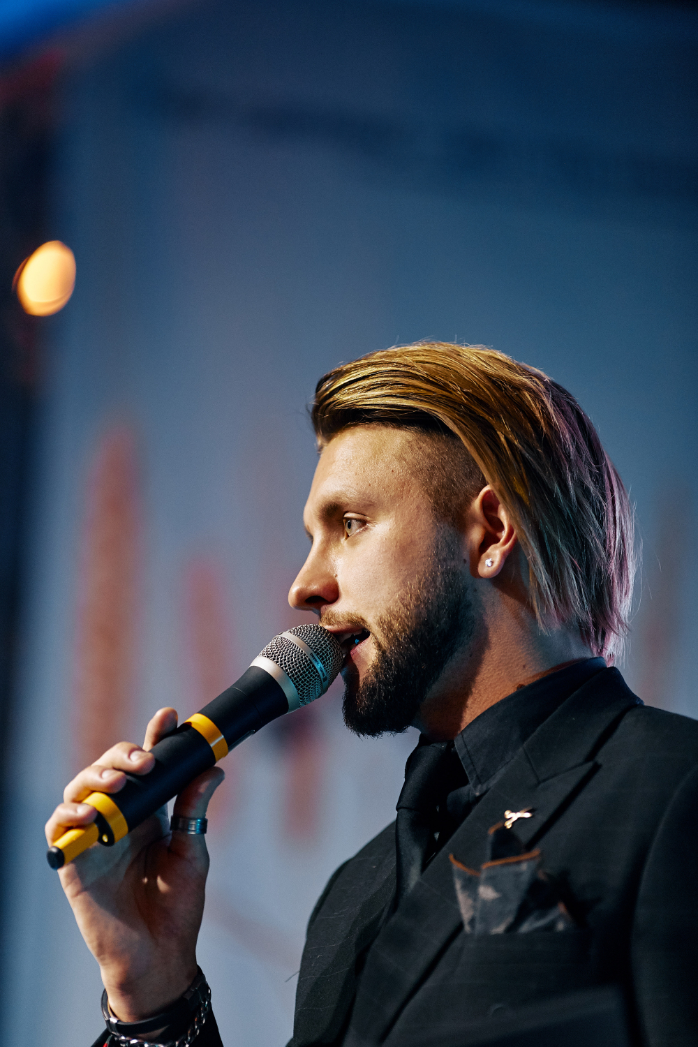 Ведущий Антон Белявский