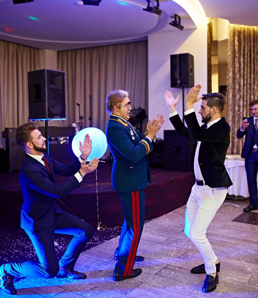 Ведущий Антон Белявский