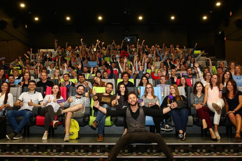 Ведущий Антон Белявский