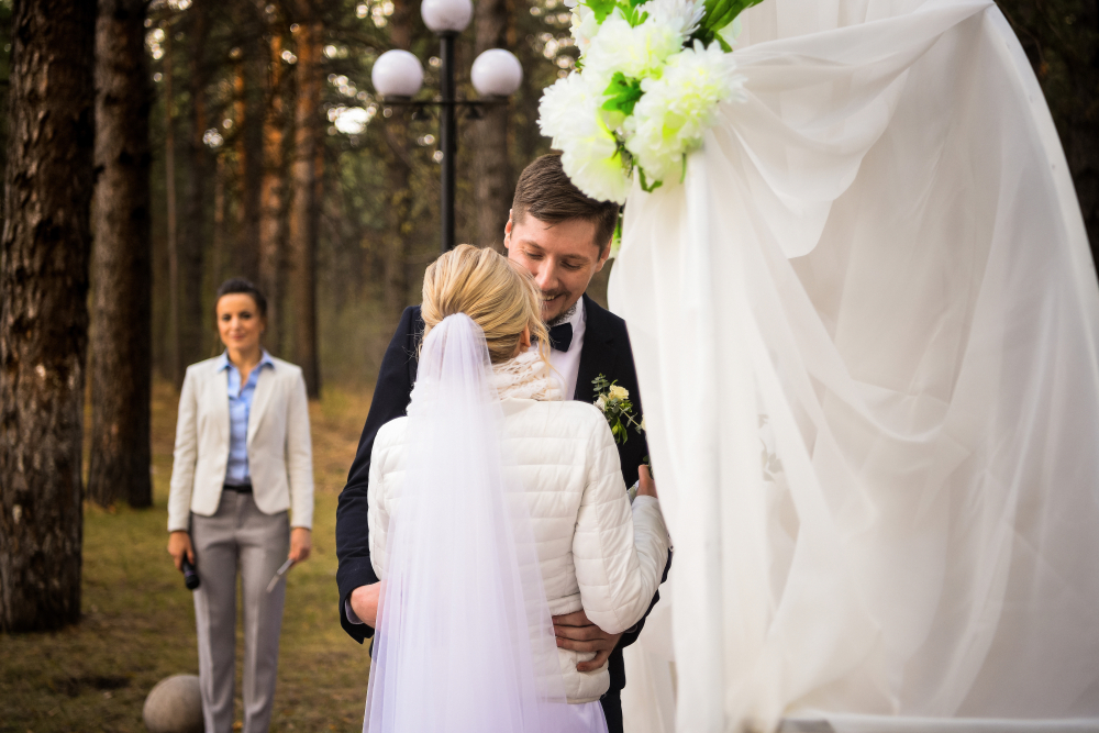 Выездная регистрация в сосновом бору 
ведущая Ольга Федосеева