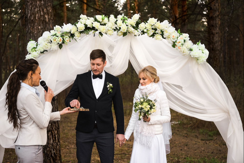 Выездная регистрация в сосновом бору 
ведущая Ольга Федосеева