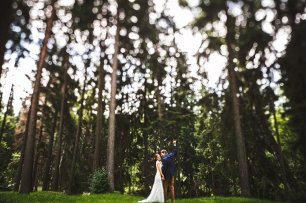 Фотосессия молодоженов в лесу