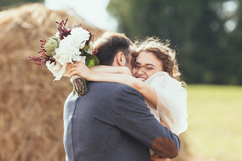 Рустикальная свадьба: фотосессия молодоженов на фоне сена