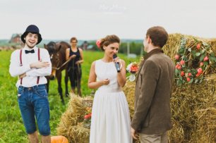 Ведущий в комбинезоне на свадьбе в стиле рустик