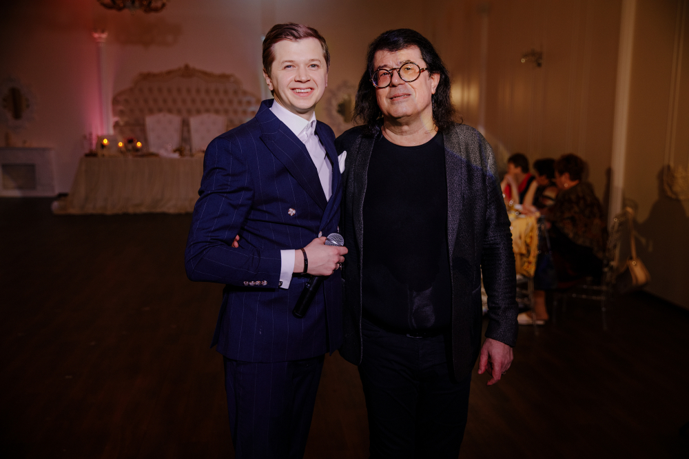 Ведущий мероприятий - Евгений Цветков 