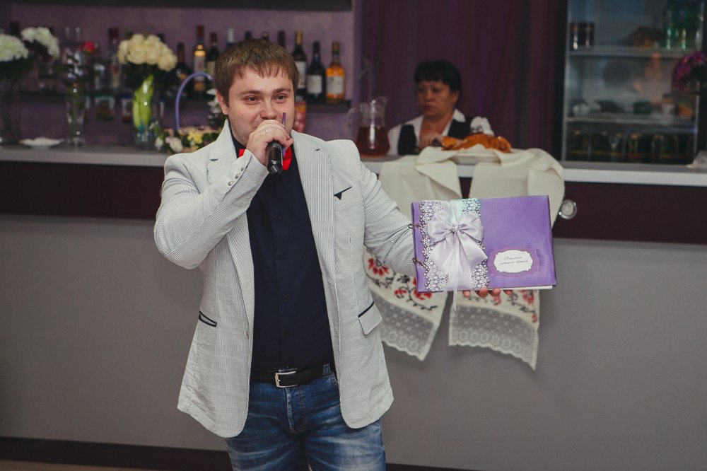 Ведущий Сергей Мадиевский.