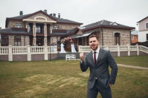 Серый свадебный костюм