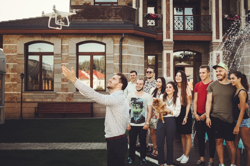 Отмечать праздники надо. 
В хорошей компании. Обязательно #танцевать и громко подпевать #любимыепесни. Ну и для начала "взорвать" первую бутылку с шампанским! Не любишь праздники? Ты постарел