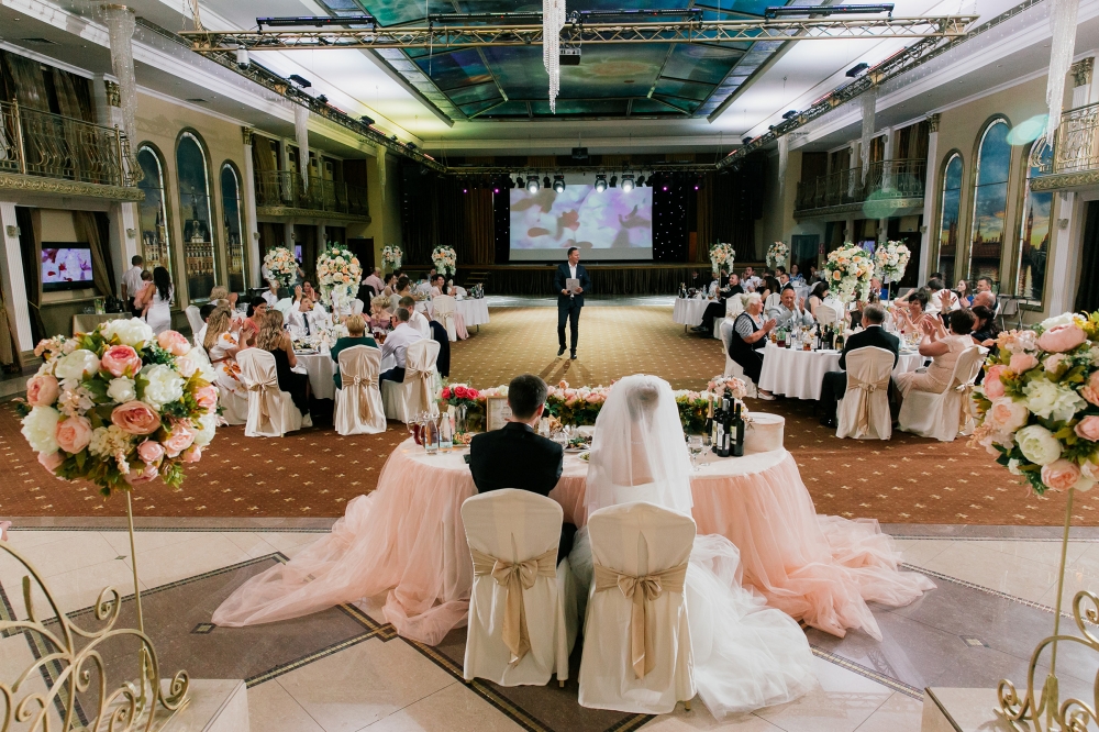 Ведущий Игорь Смирнов