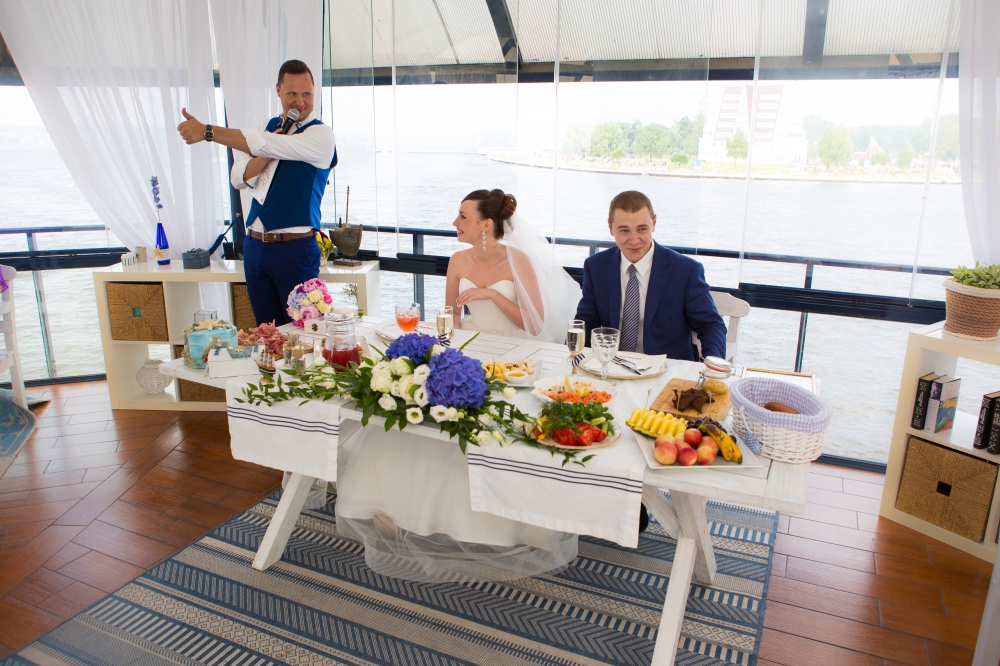 Ведущий Игорь Смирнов