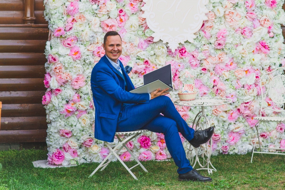 Ведущий Игорь Смирнов