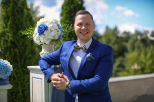 Ведущий на свадьбу Игорь Смирнов и кусочек лета в великолепных цветочных композициях, между которых поженятся молодожены