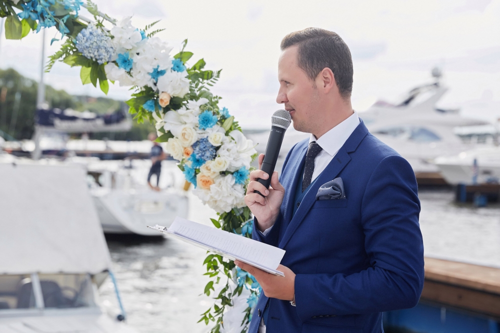 Ведущий Игорь Смирнов