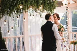 Декор лампочками на свадьбе