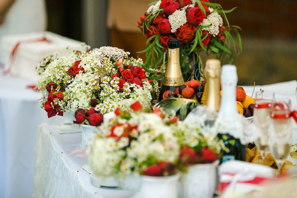 Невероятное сочетание роз и ромашек при оформлении свадебного стола