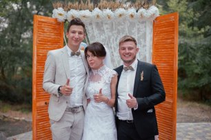 Ведущий с женихом и невестой