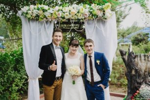 Ведущий свадьбы с женихом и невестой