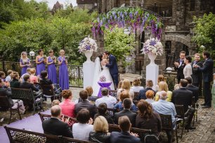 Свадебная церемония. Поцелуй жениха и невесты