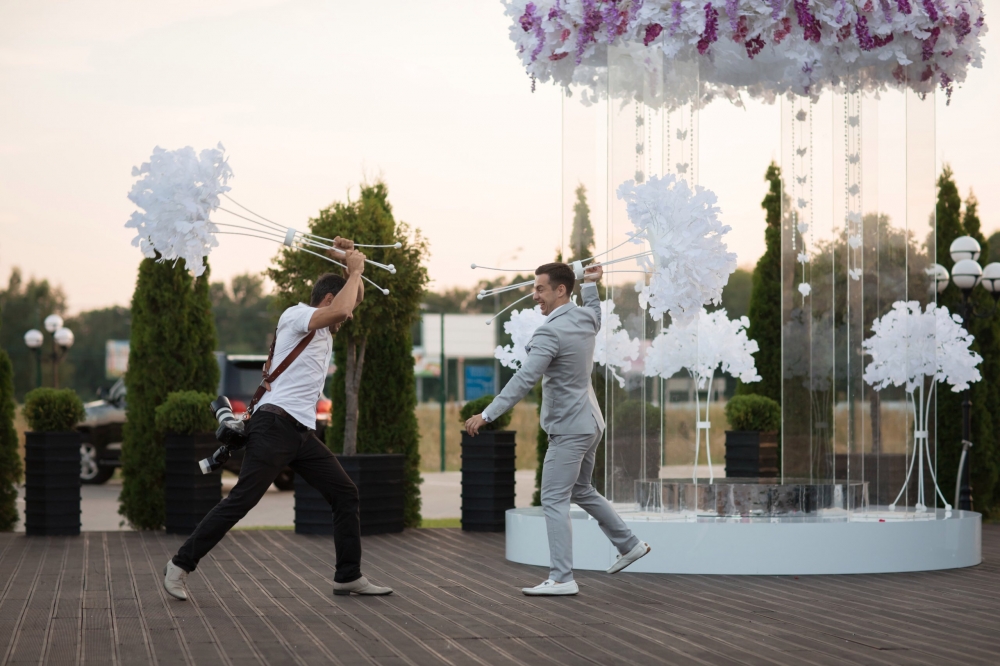 когда фотограф хочет забрать жениха с невестой на фотосессию во время банкета.