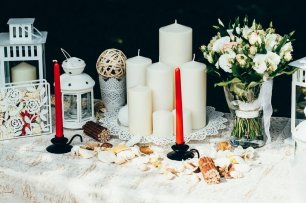 Фотозона со свечами на природе