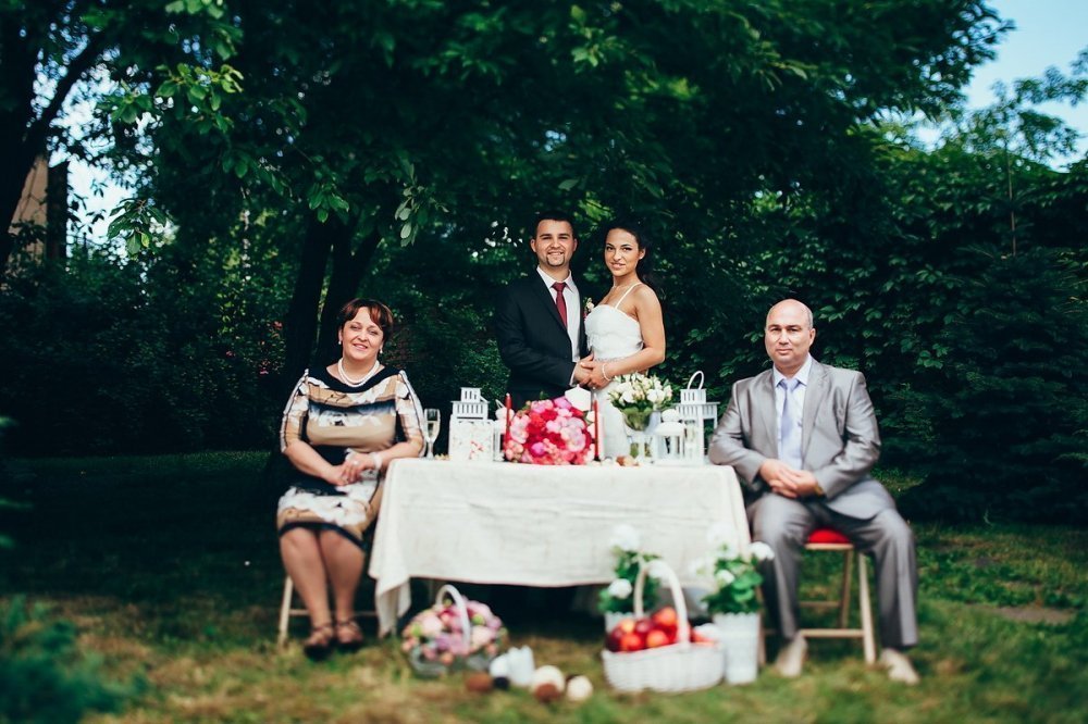 Жених и невеста с родителями на свадебном фото