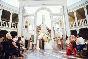 Свадебная церемония на роскошной мансарде