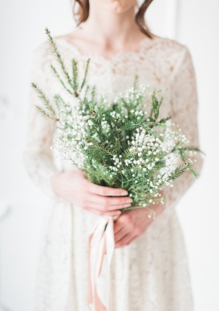 зимний букет невесты с еловыми веточками и гипсофилой, фотограф ЗЛАТА ВЛАСОВА