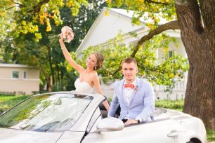 Жених и невеста на автомобиле