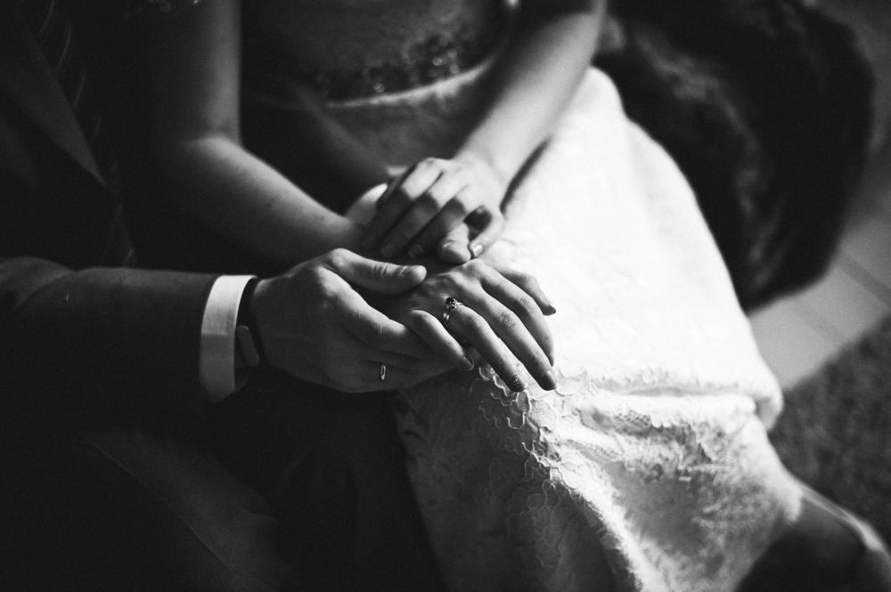 Нежными руками обними песня. Нежные прикосновения фото. Объятия рук свадьба. Руки обнимают. Сплетение рук.