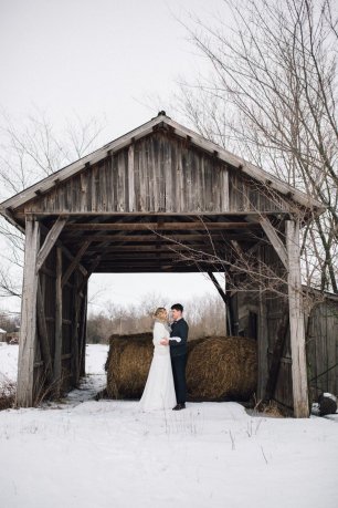 Фотосессия на фоне старого сарая