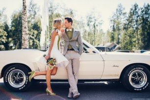 Жених и невеста на прогулке