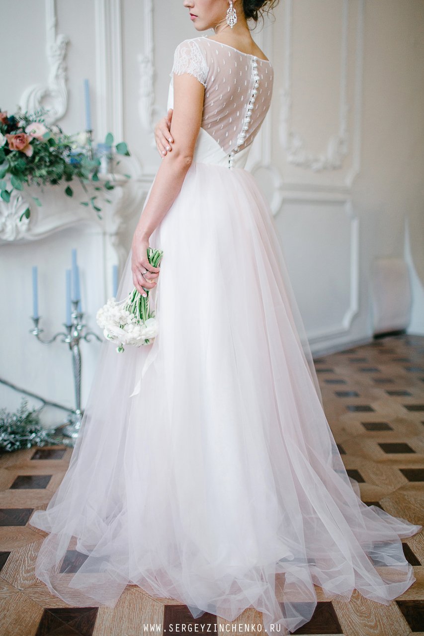Платье невесты с еле заметным розовым оттенком
