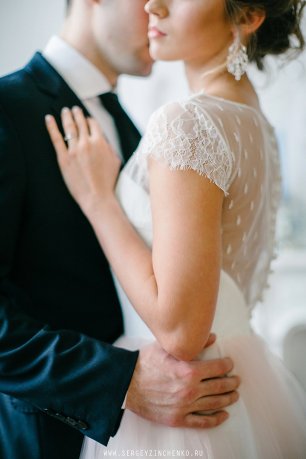 Платье невесты с кружевной спинкой