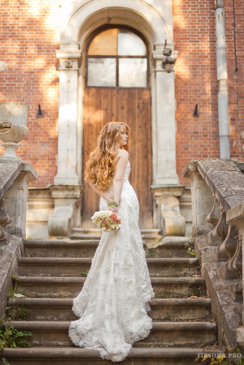Фото невесты со спины, с роскошным шлейфом на лестнице