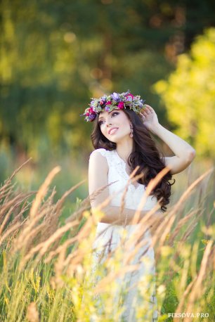 Летний рустикальный портрет в поле