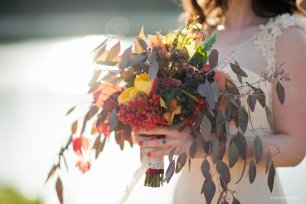 Осенний букет с с веточками смородины