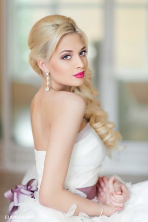 Яркие губы невесты