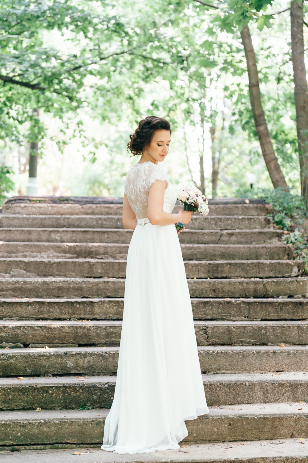 Платье невесты с кружевной спинкой и короткими плечиками