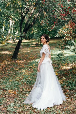 Свадебное платье с кружевным верхом и баской