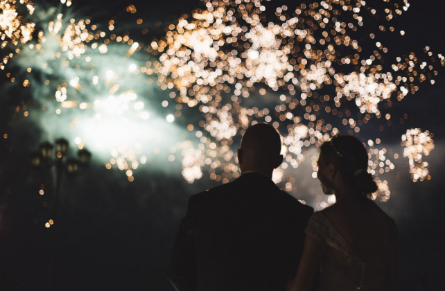 устаревшие свадебные традиции, салют на свадьбе, фотограф VITALY AND KATE
