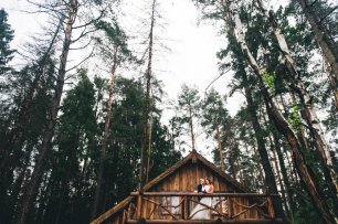 Жених и невеста в загородном доме