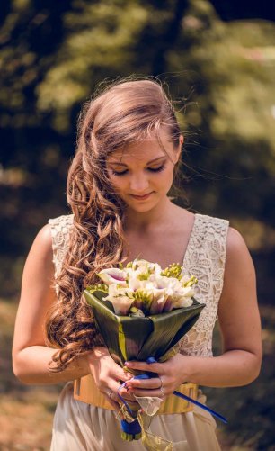 Подружка невесты с букетом