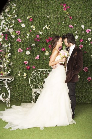 Растительный фон на свадебной фотосессии