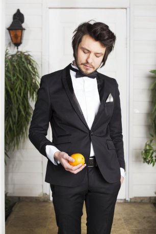 Жених в черном смокинге